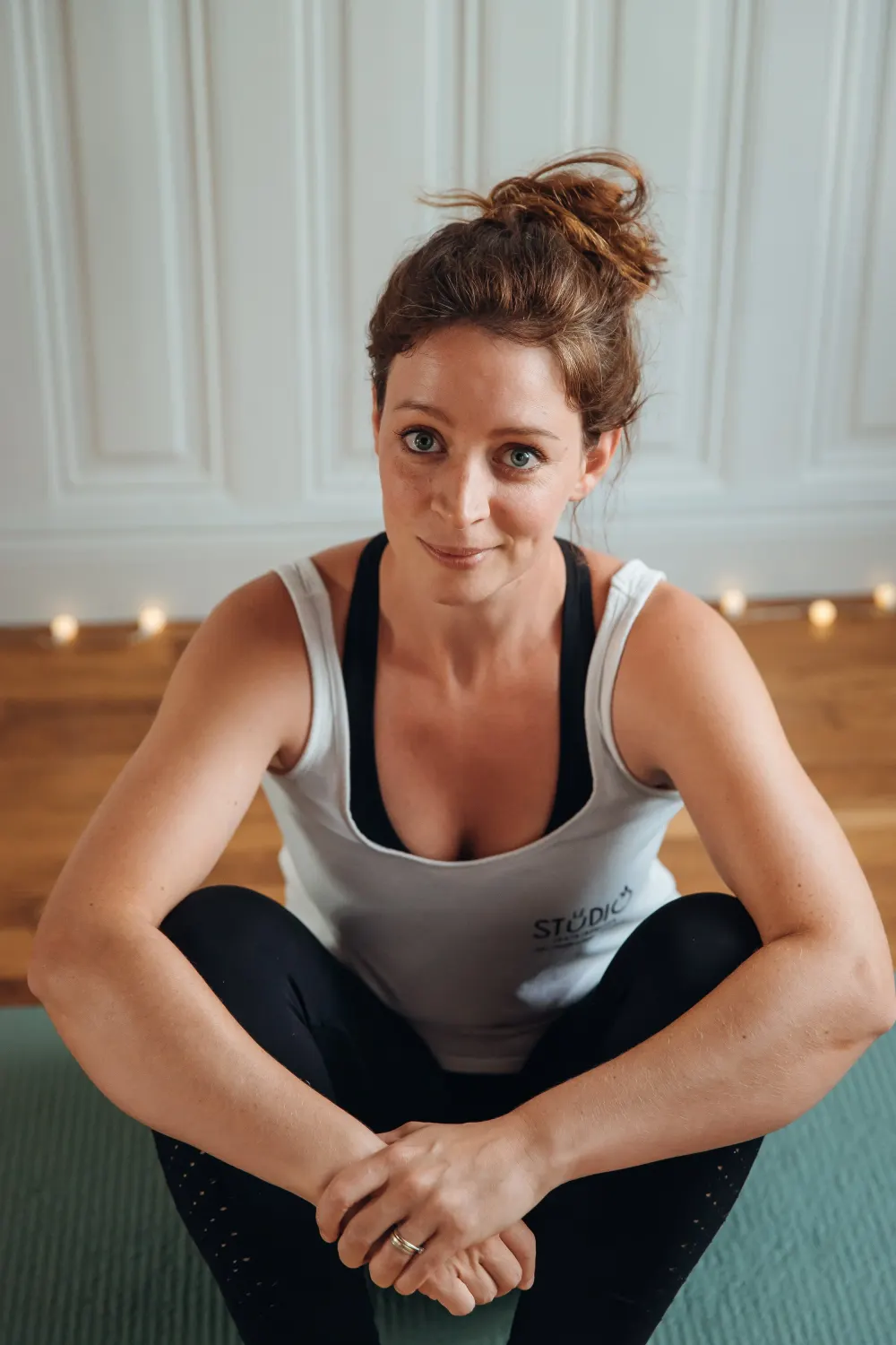Coaching sportif à Salins (77) : Laure, éducatrice sportive, assise sur un tapis