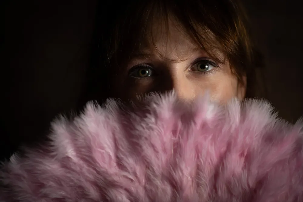 Séance photo portrait artistique à Salins (77) : visage d'une femme regardant vers le haut derrière une peluche