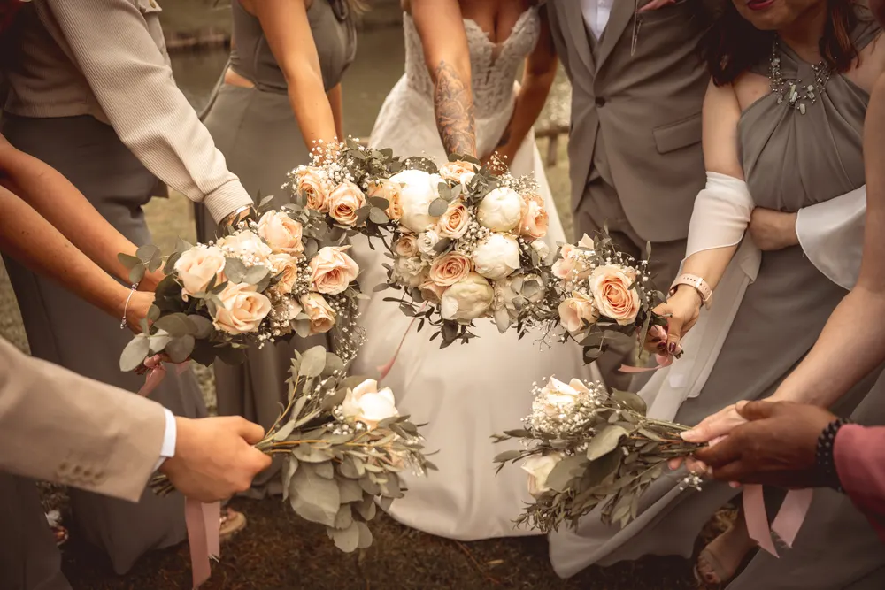 Reportage mariage à Salins (77) : bouquets des demoiselles d'honneur réunis autour de la mariée