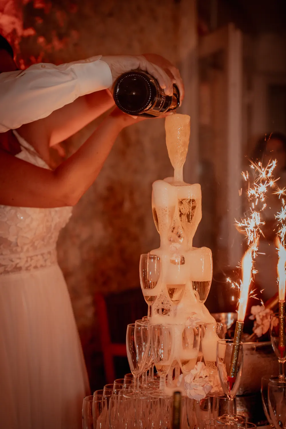 Reportage de soirée de mariage près de Salins : service d'une pyramide de champagne