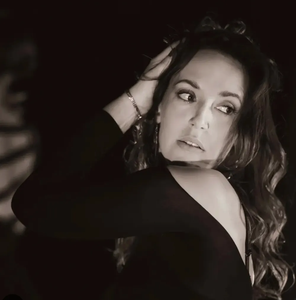 Professeure de danse adulte à Salins (77) : portrait en noir et blanc de Sandra, diplômée d'État en danse jazz