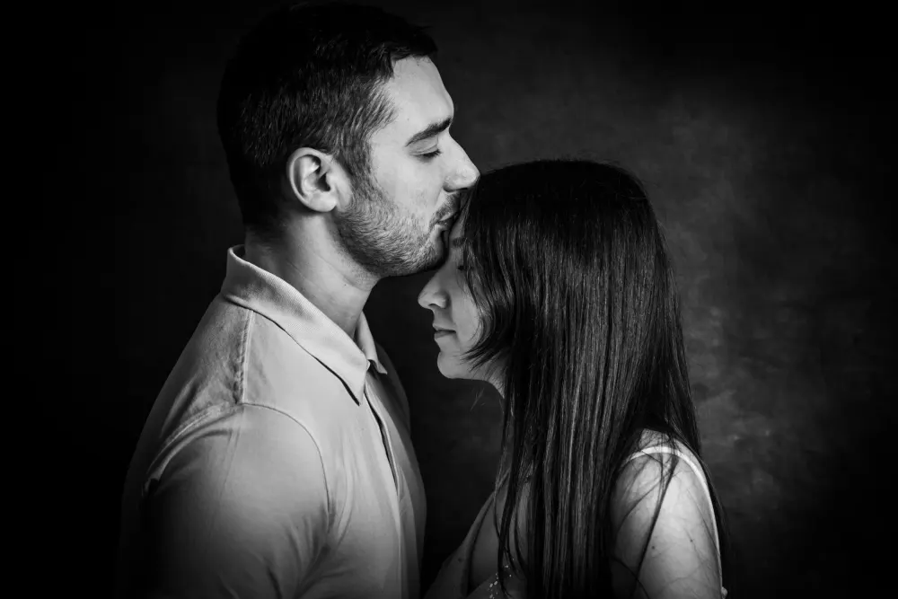 Shooting photo grossesse à Salins (77) : couple front contre front en noir et blanc