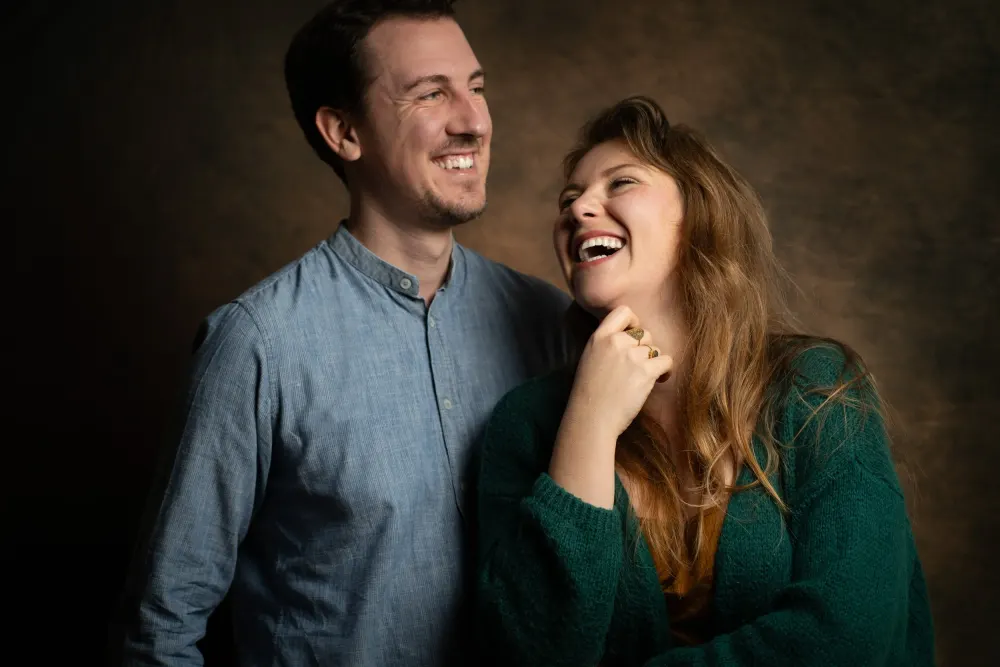 Photographe événementiel à Salins (77) : un homme et une femme éclatent de rire, photographiés par Maison Rischard